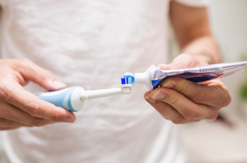 Brosse à dents électrique : quelle technologie choisir ?