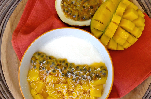 Panna cotta au lait de coco, mangue fraiche et maracuja