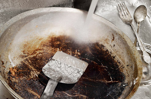 Comment faire pour nettoyer et récupérer une casserole brûlée ? 