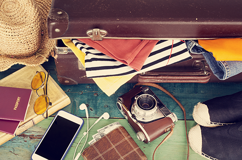 valise-avec-un-smartphone-pour-appeler-en-vacances.png