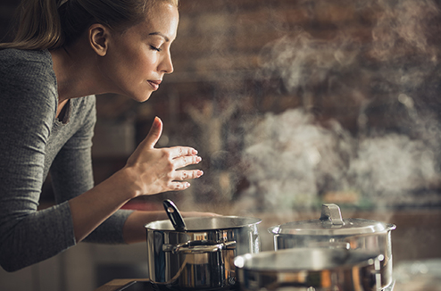 Comment choisir une hotte en cuisine ouverte pour chasser les odeurs ?