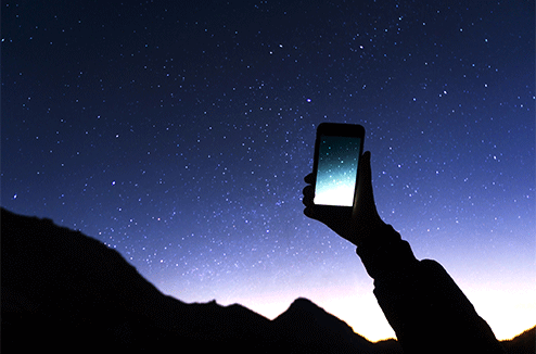 Une personne prend le ciel en photo avec son smartphone
