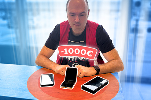 Vendeur Darty devant une table avec 3 telephones portables