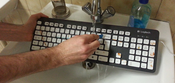 Laver son clavier à l'eau