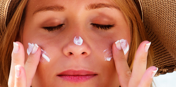 Optez pour une crème de jour anti UV, afin d'assurer une protection quotidienne à votre peau