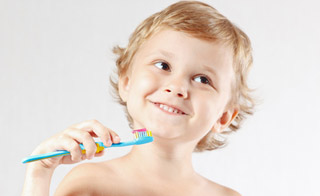 Apprendre les bons gestes pour se brosser les dents