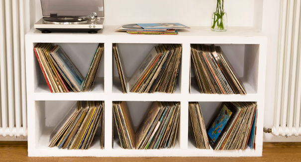 Une étagère remplie de disques vinyles : déco vintage