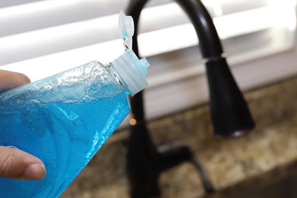 Si vous n'avez pas de lave-vaisselle, nettoyez votre carafe avec une éponge et du liquide vaisselle