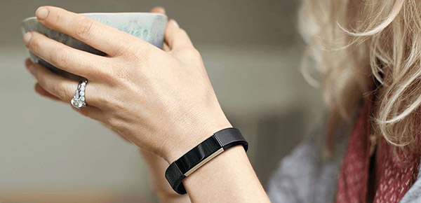 Fin, léger, le Fitbit Alta est discret et agréable à porter