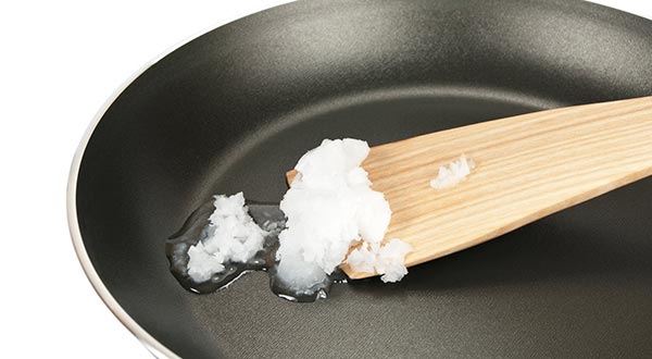 L'huile de coco peut servir à la cuisson sur une poêle