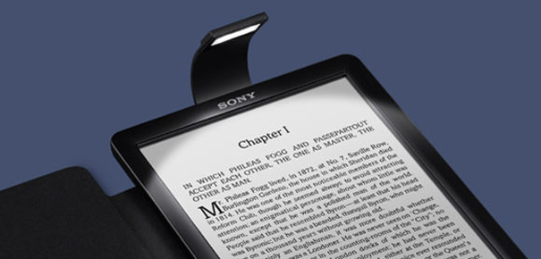 Certaines housses de liseuse, comme celles de Sony, intègrent une lampe de lecture