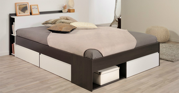Un lit avec des tiroirs et rangements intégrés