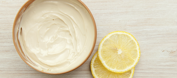 Masque fait maison pour le visage à base d'huile d'olive, miel et citron