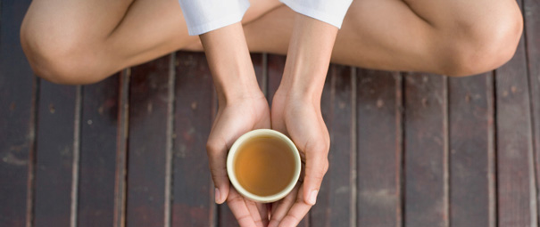 Boire du thé permet d'éliminer les toxines, contribuant ainsi à une meilleure mine