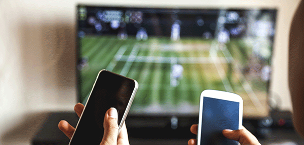 Regarder la TV par la fibre en surfant sur son mobile en Wi-Fi