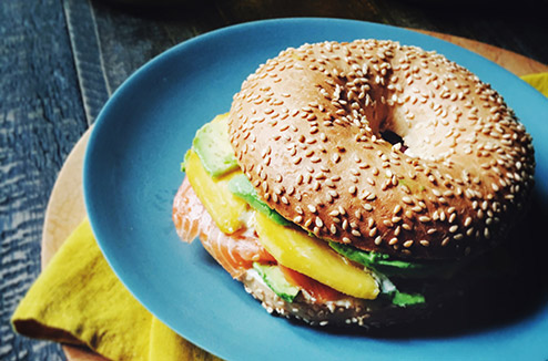 Bagel au saumon fumé, avocat, mangue et cream-cheese miel moutarde