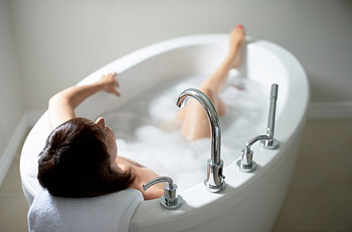 Prendre un bain parfumé aux huiles essentielles : mode d'emploi