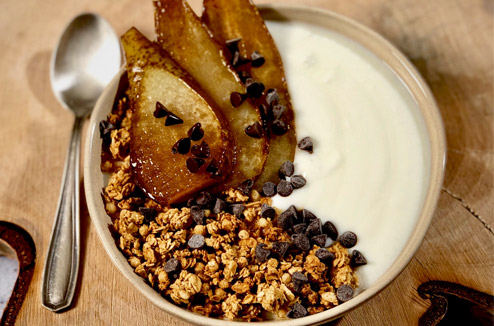Bowl de yaourt périmé, granola, poires rôties et pépites de chocolat 