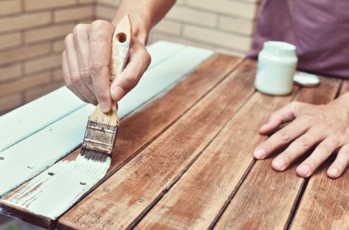 Bricolage : les 7 outils indispensables pour retaper un meuble