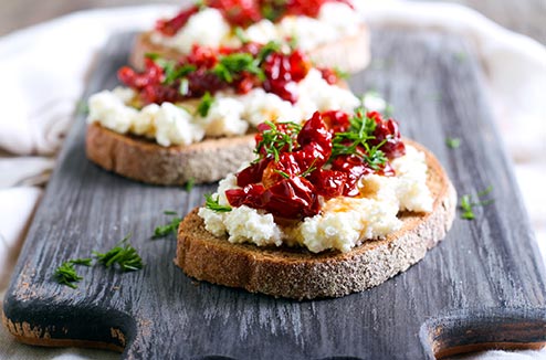 Bruschetta aux poivrons grillés, fromage de brebis et pignons de pin