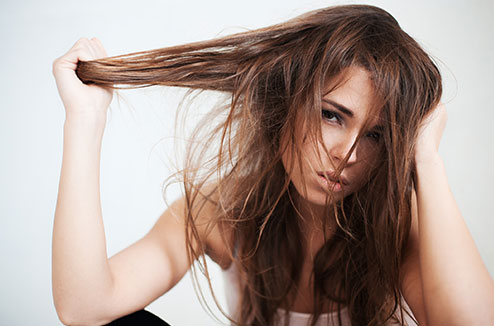 Comment lutter contre les cheveux gras ?