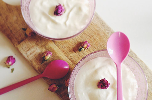 Mousses légères au fromage blanc et à la rose