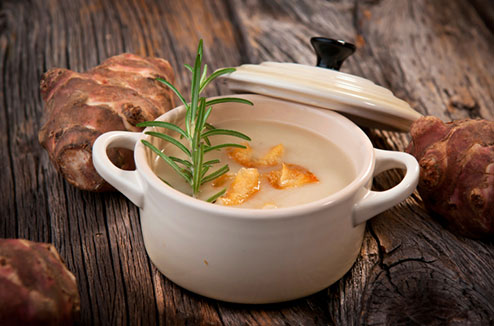 Crémeux de topinambour, oeuf parfait et chips de légumes racines