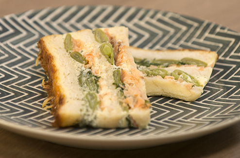 Croq’cake au saumon fumé, aux épinards et pois gourmands