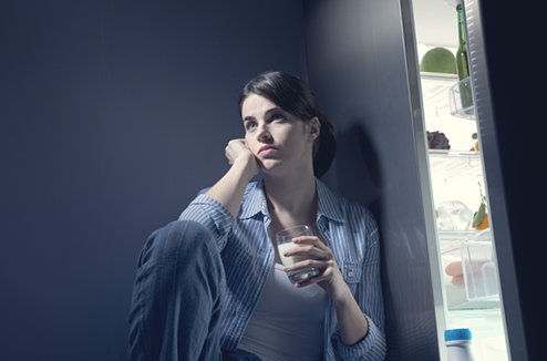 La porte de mon frigo chauffe, est-ce normal ?