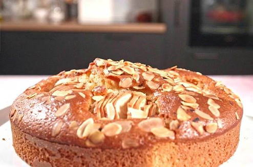 Gâteau aux yaourts, sirop d’érable, pommes tranchées, amandes effilées