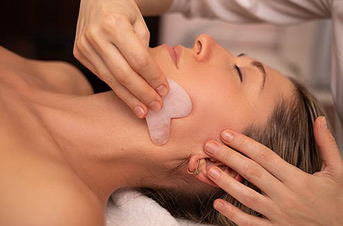 Gua sha, la nouvelle tendance skincare pour une peau de bébé 