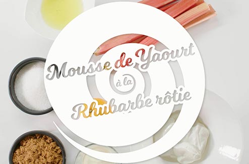 Mousse de yaourt à la rhubarbe rôtie