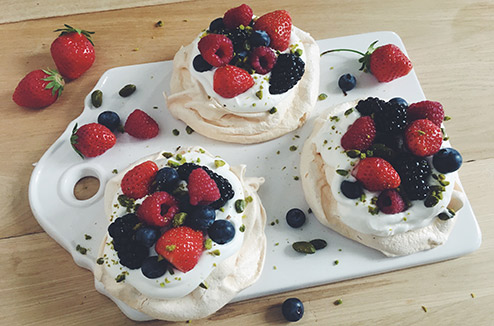 Petites pavlovas à la rose et aux fruits rouges 