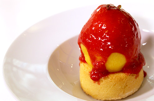 Pêche pochée, biscuit mœlleux à la vanille et coulis de framboises