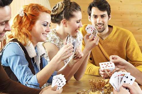 personnes-qui-jouent-au-jeu-de-societe.jpg