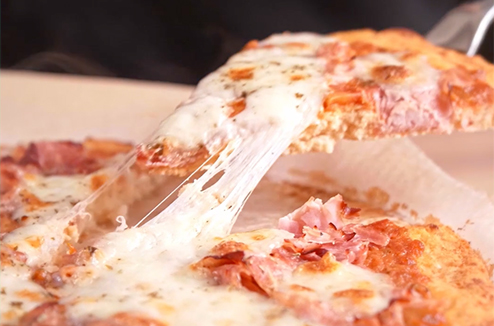 Pizza de chou fleur au jambon blanc et à la mozzarella