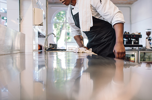 Comment nettoyer le plan de travail de votre cuisine ? Explications