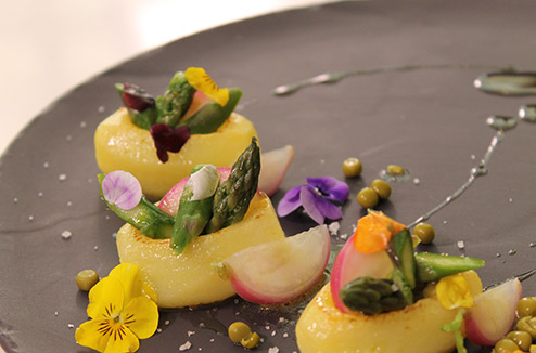 Pommes de terre braisées, légumes et fleurs du moment