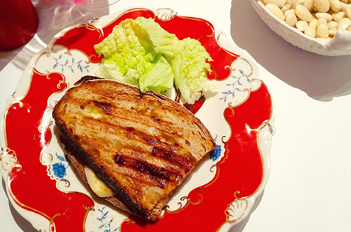 Sandwich fromage de brebis, pommes, miel et amandes avec Optigrill