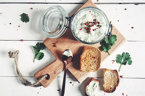 Rillette de poulet à la coriandre et aux baies roses