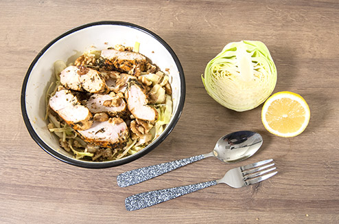 Salade détox au poulet, chou blanc et fenouil