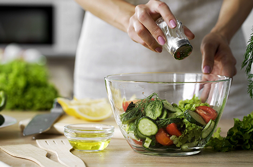 5 conseils pour manger moins salé et continuer de se faire plaisir
