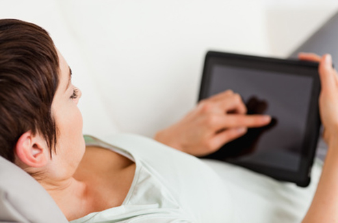 tablette-tactile-une-personne-salon.jpg