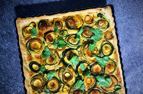 Tarte spirale aux épluchures de légumes, moutarde et coriandre