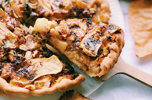 Tarte aux pommes, au reblochon, lardons, oignons et noix.