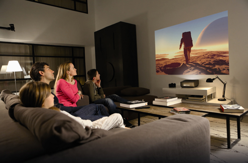 Un grand écran de cinéma dans votre (petit) salon