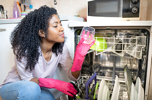 Comment nettoyer et entretenir durablement son lave-vaisselle ?