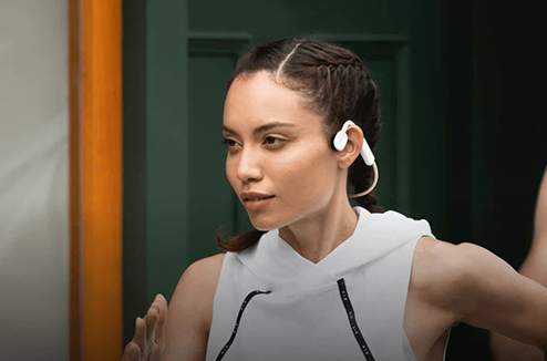 Idéal pour le sport, le casque Shokz n'utilise pas vos oreilles !