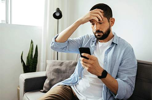 Un homme ne parviens pas à connecter son smartphone en WiFi