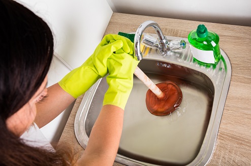 8 astuces pour déboucher les tuyaux de vos canalisations